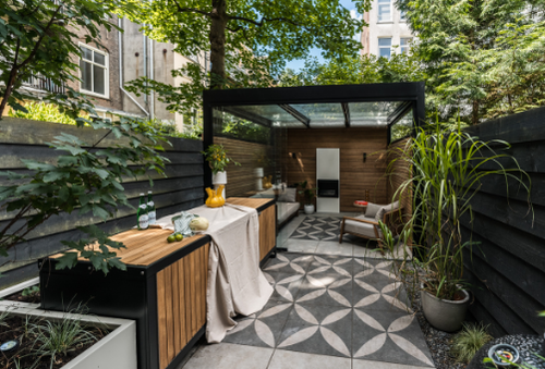 Kleine stadstuin met buitenkeuken