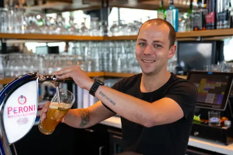3en20 villa arena bartender peroni bier