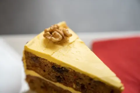 Ballini villa arena carrotcake met walnoot close up