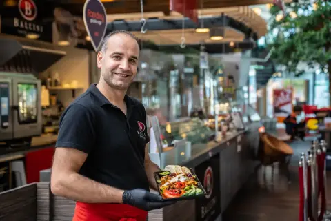 Ballini villa arena personeel met gerecht voor balie