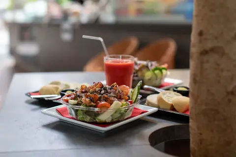 Ballini villa arena salade brood en smoothie op tafel