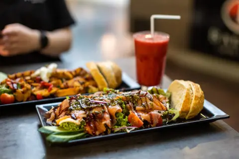 Ballini villa arena zalmsalade met smoothie aan tafel