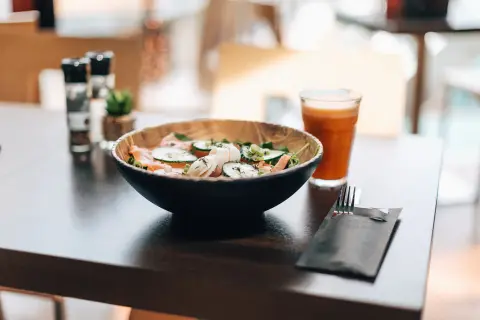 Booven villa arena zalm salade met sap aan tafel