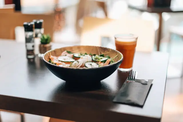 Booven villa arena zalm salade met sap aan tafel