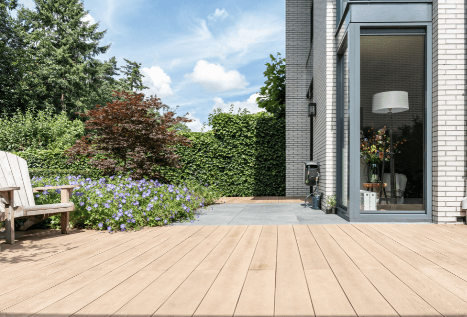 de tuin lenteproof maken met composief vlonders