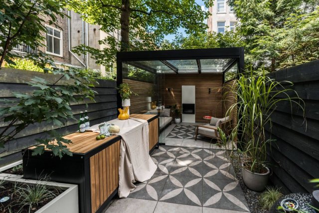 Eigentijds tuin ontwerp bijgebouw openhaard knusse lounge set (1)