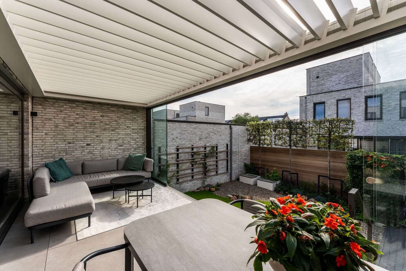Eigentijds tuin ontwerp terras overkapping grote tegels dining tafel (1)