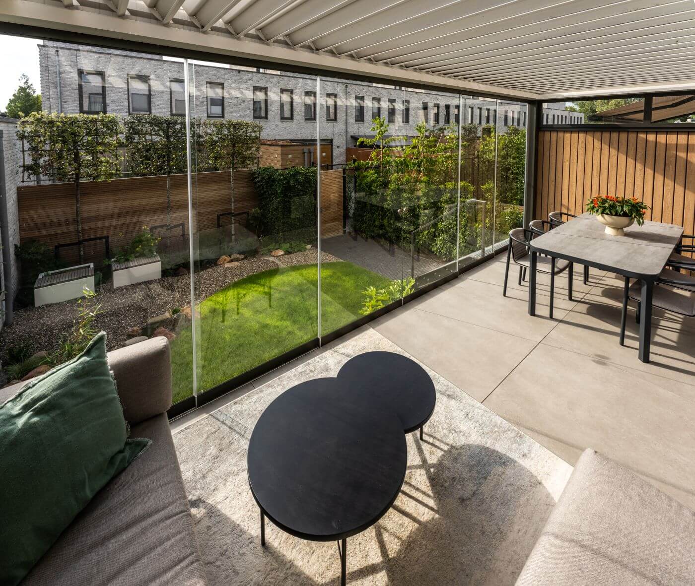 Eigentijds tuin ontwerp terras overkapping grote tegels dining tafel (2)