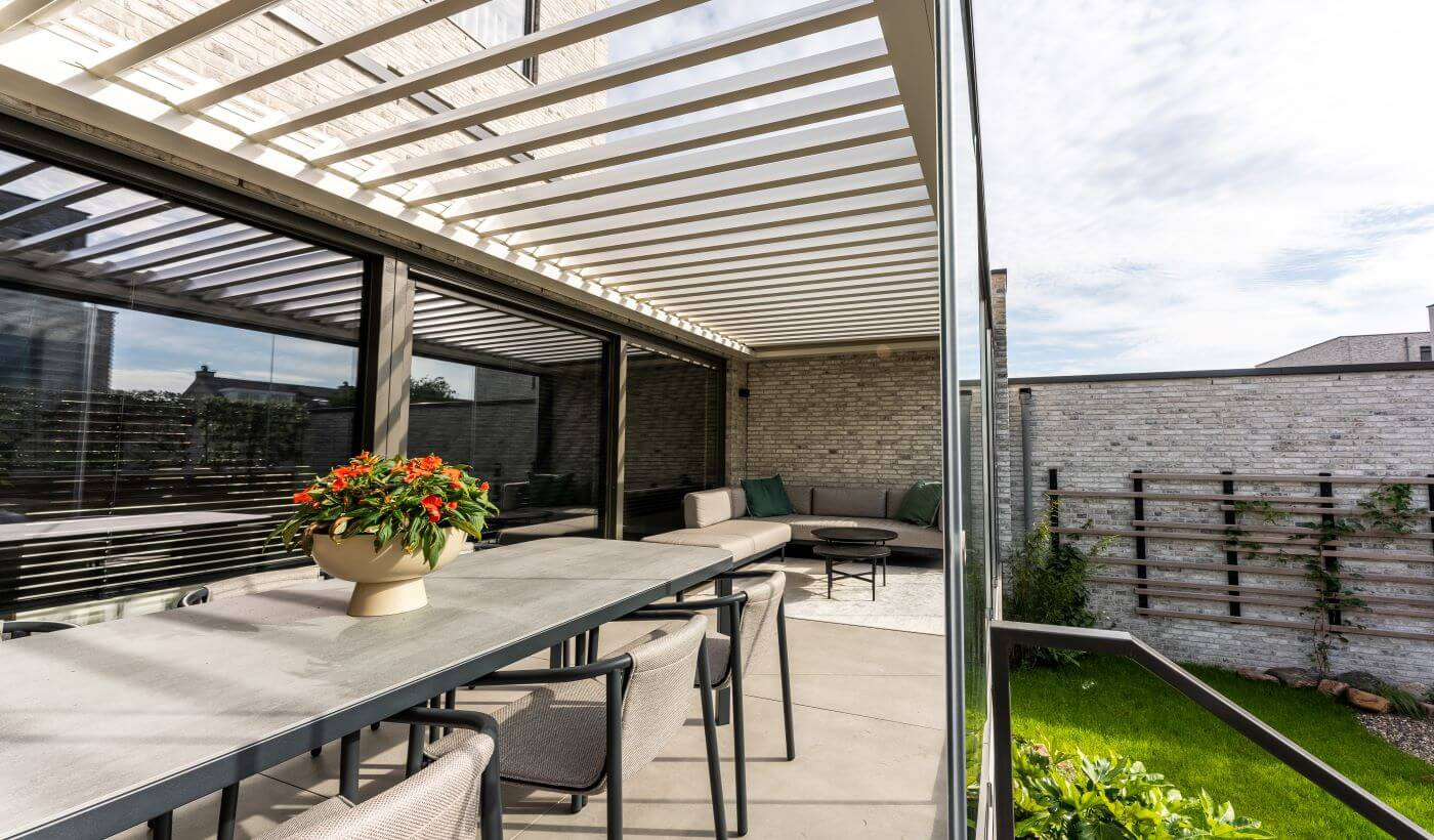 Eigentijds tuin ontwerp terras overkapping grote tegels dining tafel (7)