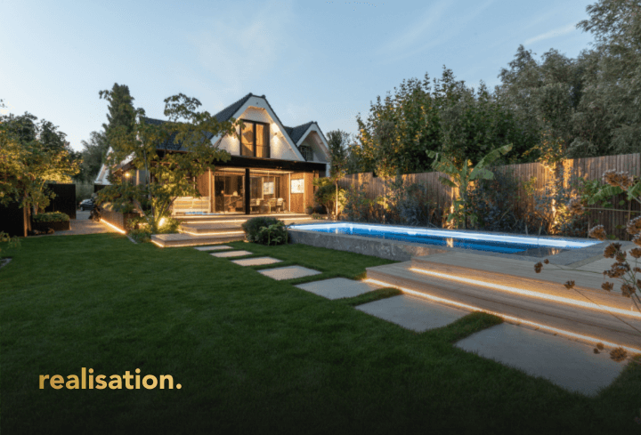 Luxe achtertuin met zwembad van villa