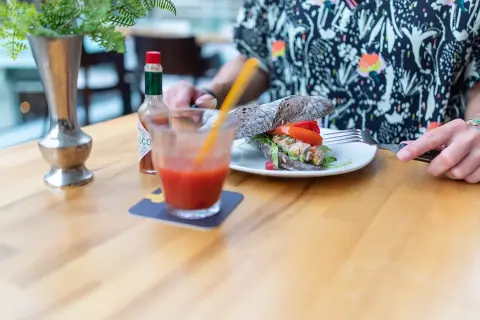 Grand cafe rox lunchbroodje met bloody mary villa arena