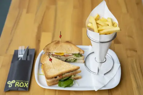 Grand cafe rox lunchmenu club sandwich friet villa arena