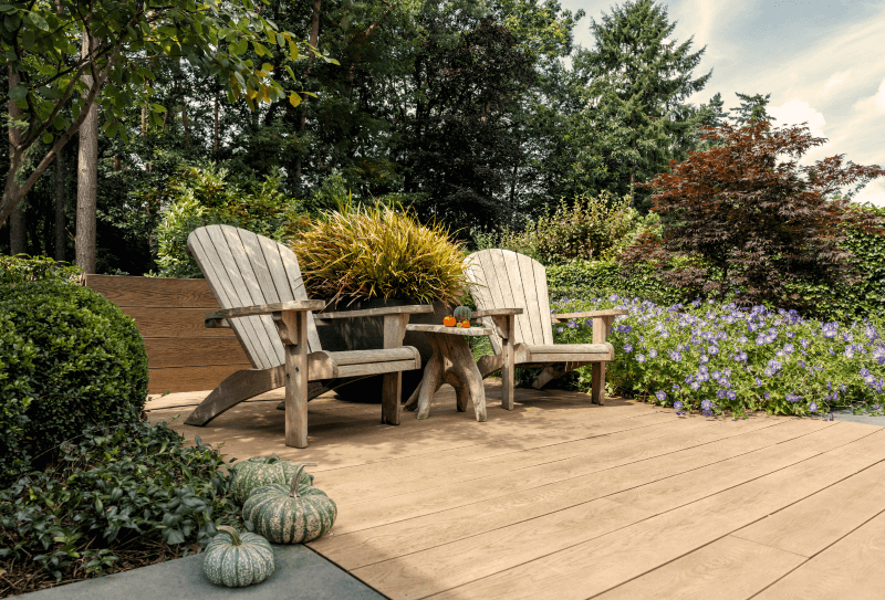Herfsttuin met herfst tuindecoraties