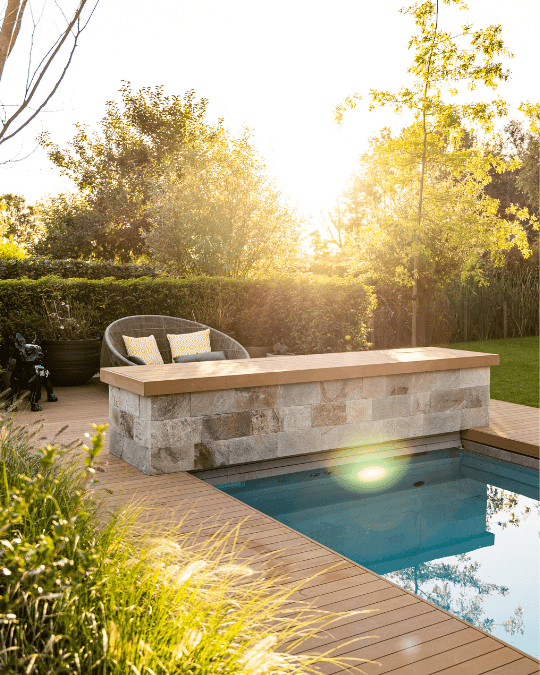 High end achtertuin zwembad moderne tuinstijl zwembadafwerking