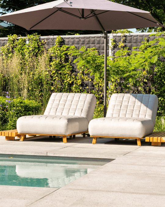 uxe ligbedden in Ibiza-stijl voor in de tuin met zwembad
