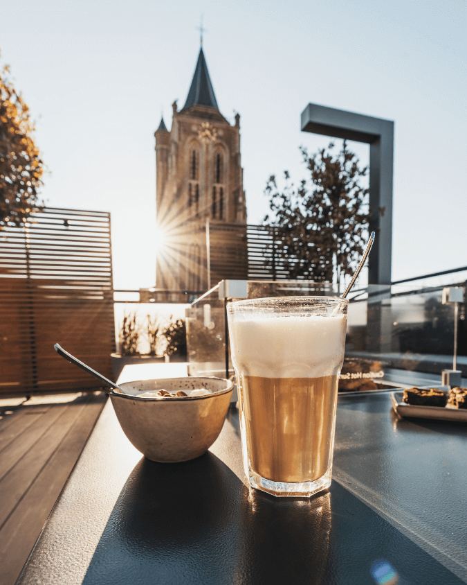 Koffie op dakterras met uitzicht over de kerk van Gorinchem