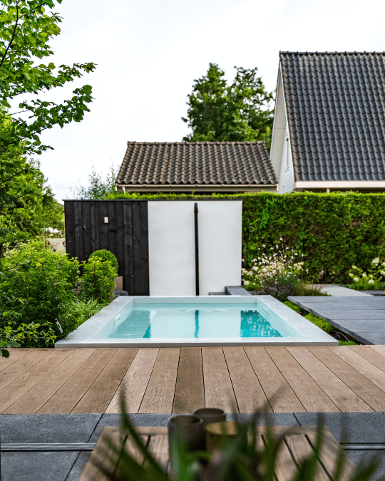Ibiza stijl tuin met buitendouche en luxcom wanden