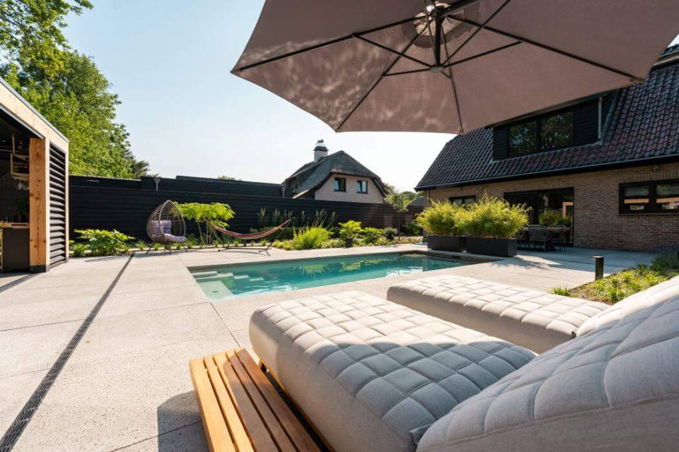Luxe achtertuin in Gelderland met een modern design in lichte kleuren