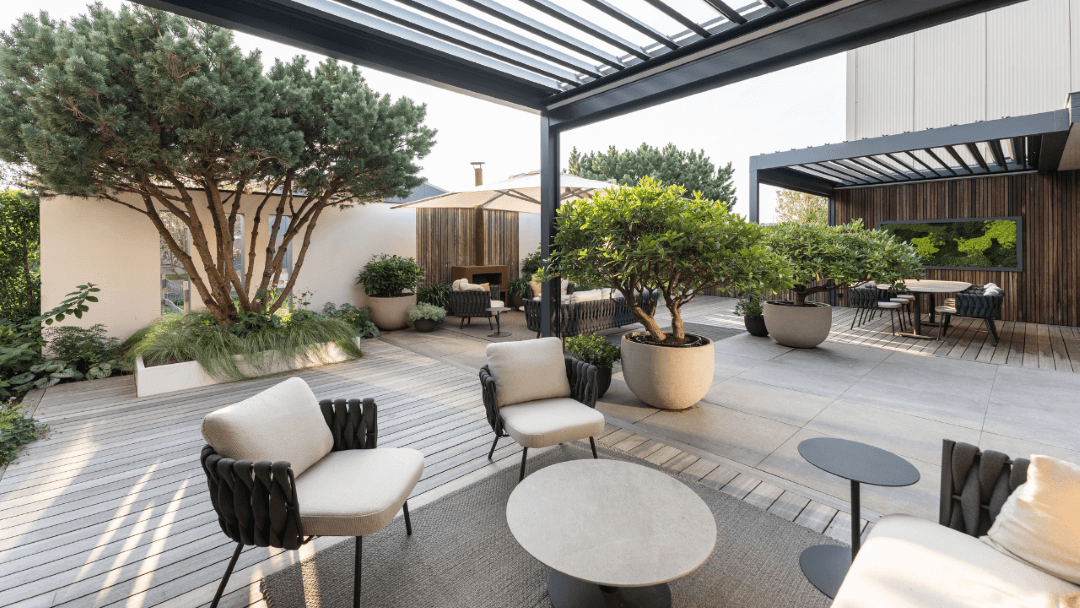 moderne tuinarchitectuur lamellen overkapping luxe achtertuin