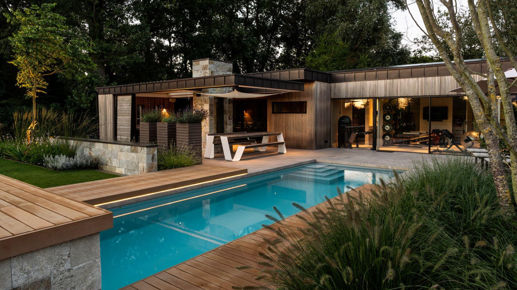 Luxe achtertuin met prive sportschool en wellness