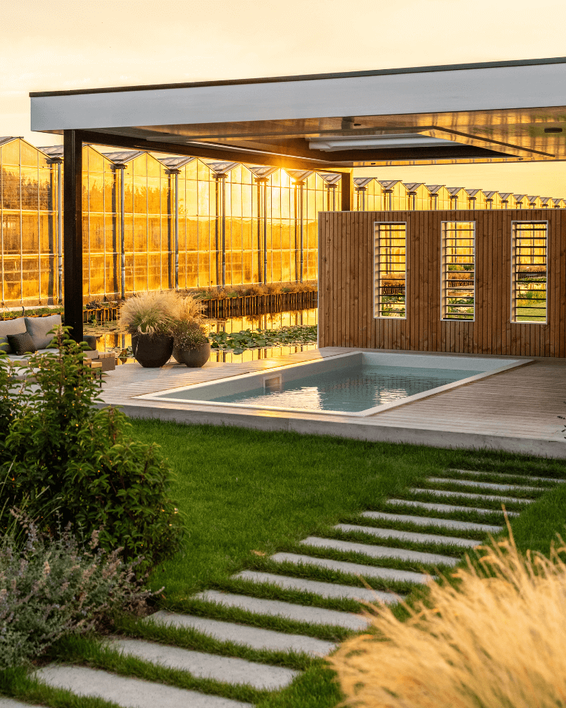 Luxe overdekt zwembad in moderne achtertuin met lamellen dak