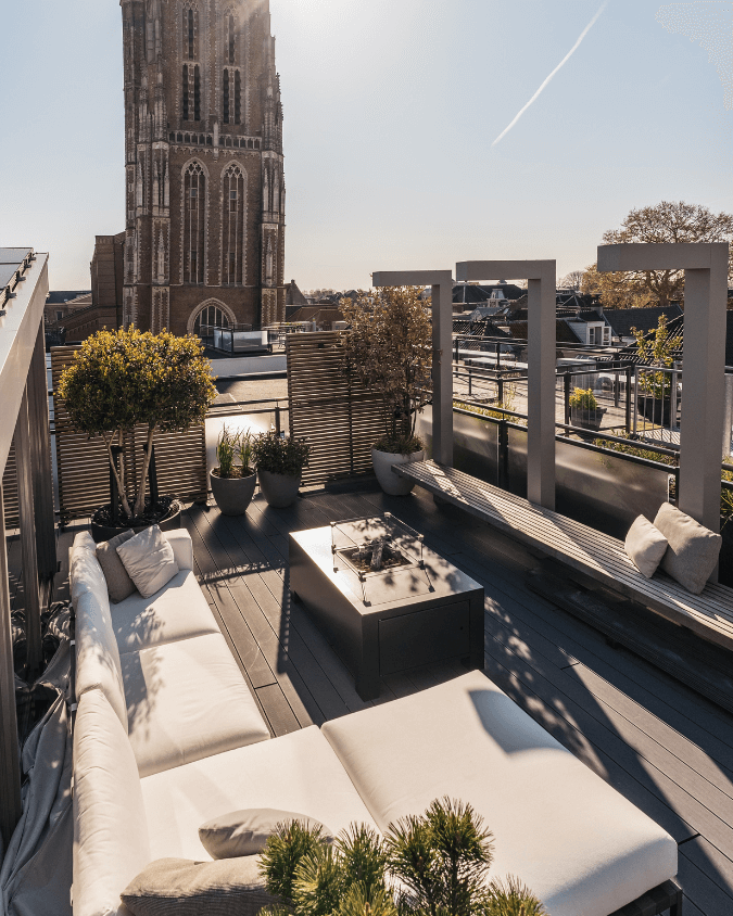Modern dakterras in Gorinchem naast de kerk met uitzicht