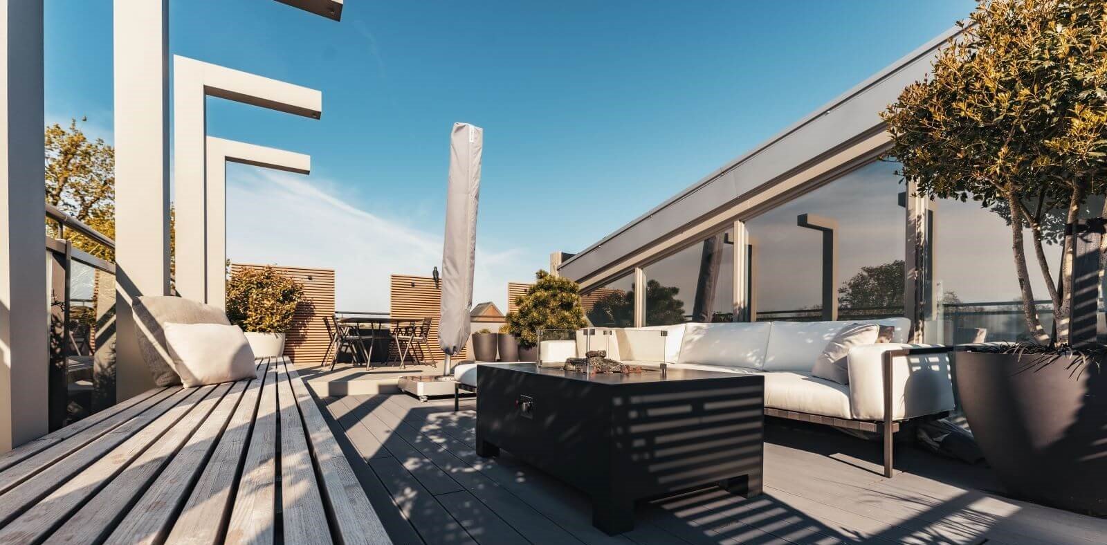 Modern dakterras ontwerp lounge set vuurtafel houten bank
