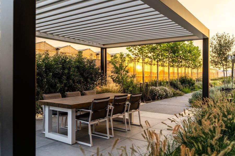 moderne achtertuin met corradi lamellen overkapping op terras