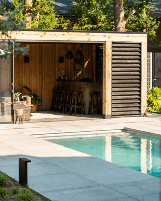 moderne-tuin-met-zwembad-en-stijlvolle-overkapping-met-luxe-bar.jpg