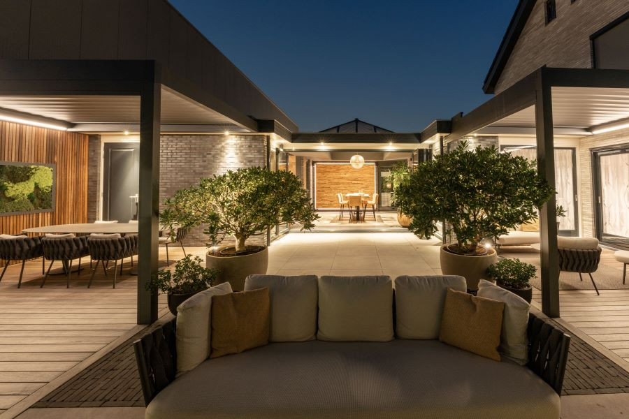 Moderne tuinarchitectuur met tuinverlichting in de lier