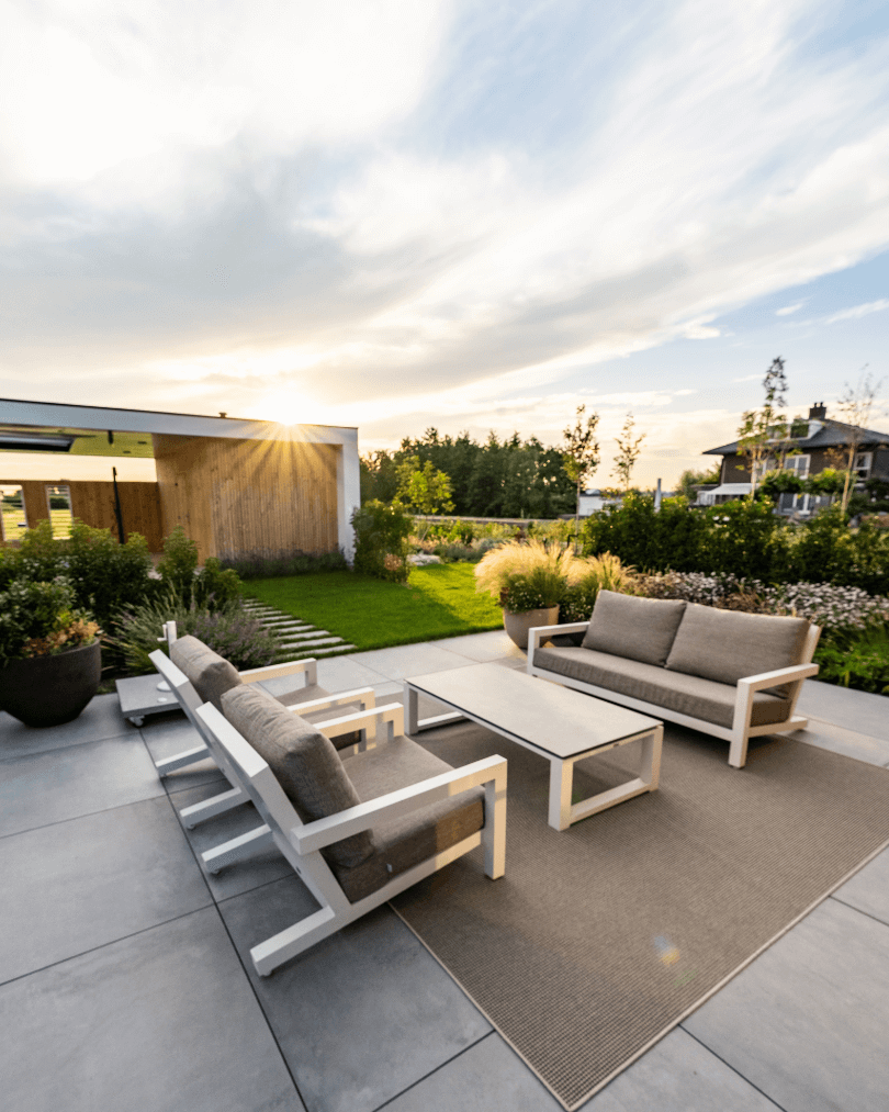 Loungen op terras in de tuin met keramische tegels