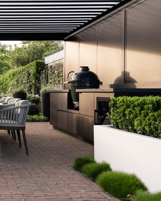 Een buitenkeuken en overkapping geplaatst als upgrade van de tuin