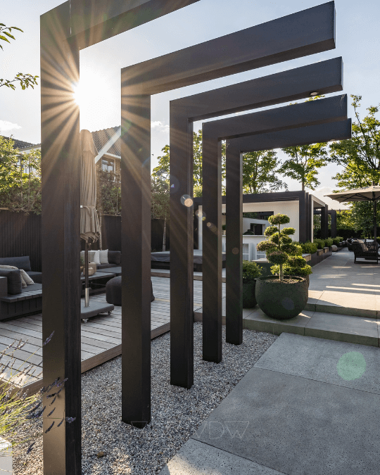 Pergola aluminium in antraciet met zichtlijnen in de achtertuin