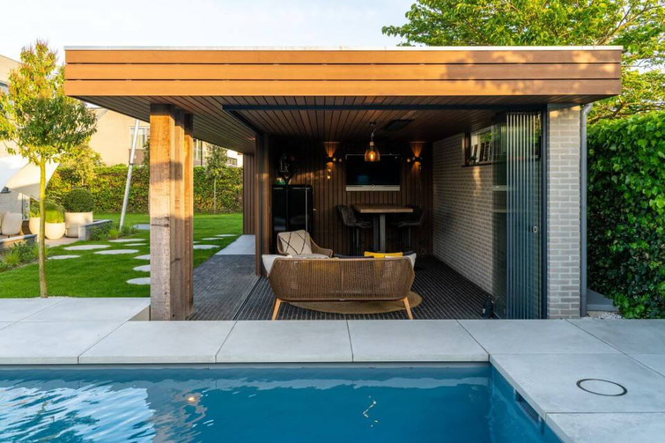 Afsluitbare overkapping en poolhouse bij het zwembad