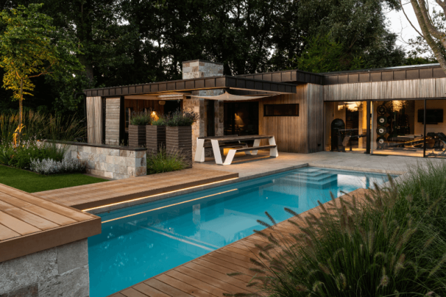 Luxe zwembad met overkapping en priv&eacute; sportschool