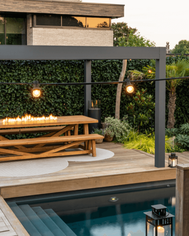 Stijlvolle overkapping met verstelbare lamellen, perfect om te loungen in een tropische tuin.