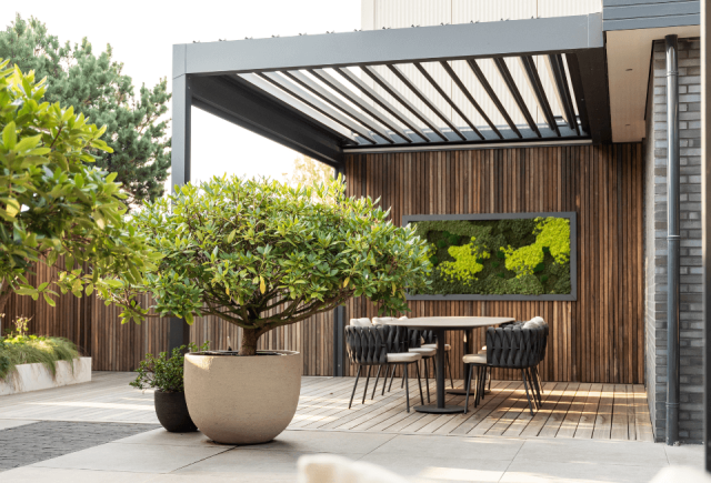 Moderne tuin aanleggen met lamellen overkapping