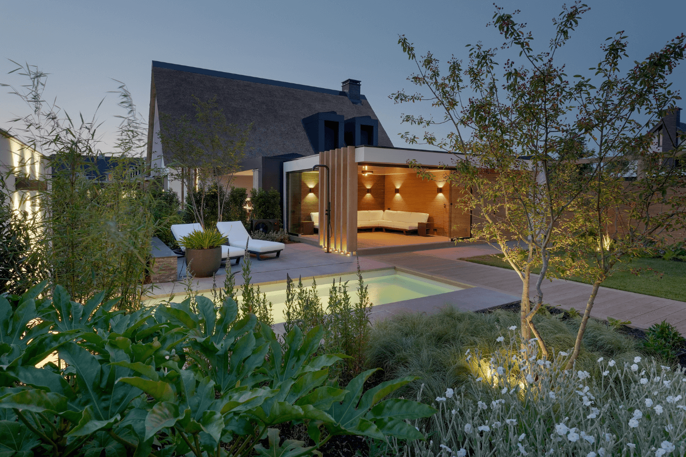 Tuinarchitectuur villatuin zwembad achtertuin tuinaanleg tuinontwerp