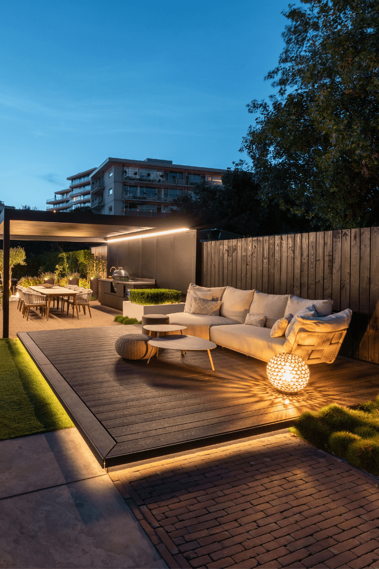 Moderne tuin met vlonder inclusief ledstrips