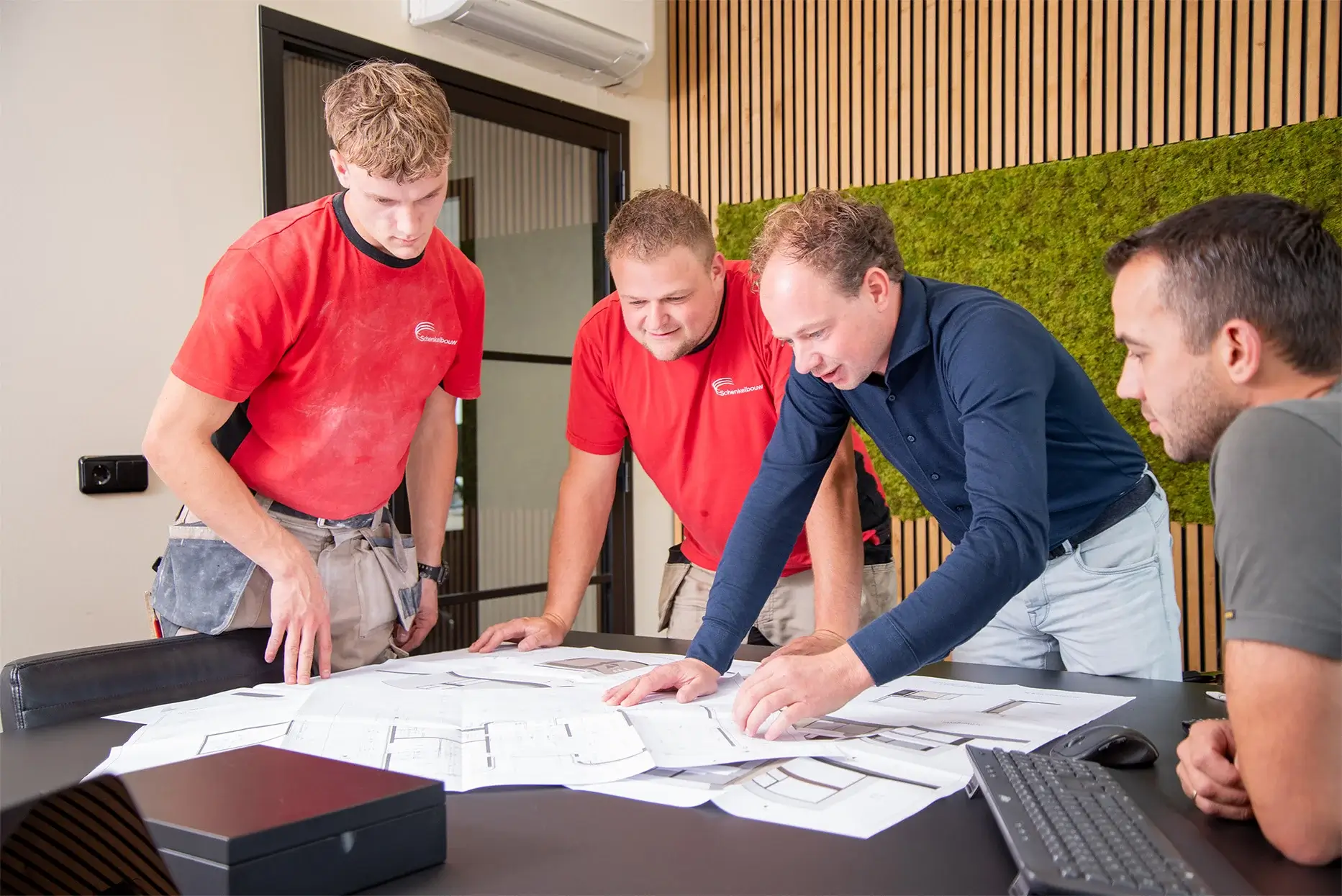 Een bouwteam waarbij Schenkelbouw en VDKVDW samenwerken om het ontwerp van woning en tuin perfect op elkaar af te stemmen