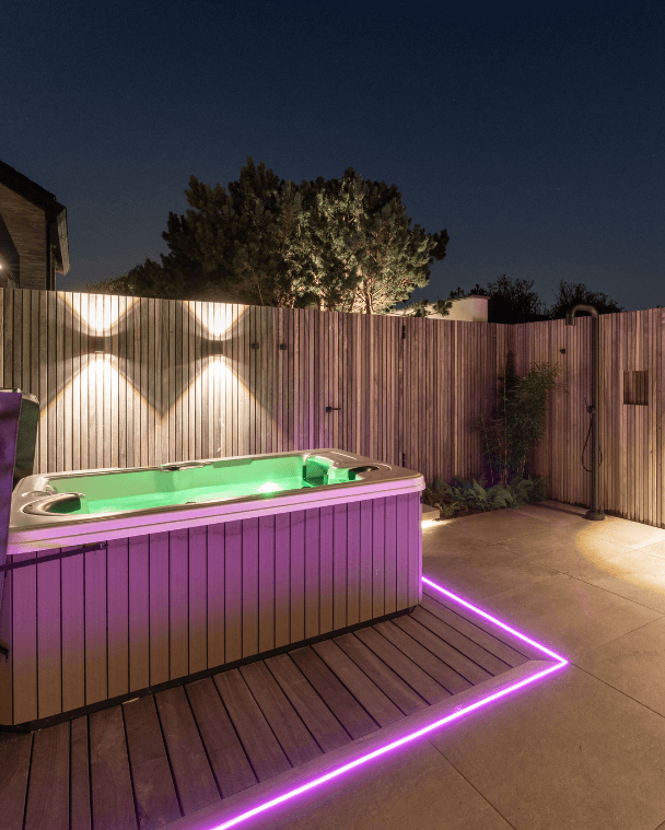 Wellness in achtertuin met buitendouche en jacuzzi